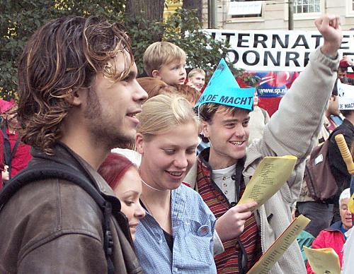 Jongeren, getooid met de tekst ‘gekken aan de macht’,zingen de nieuwste actiehits. Met stip op nummer één: met Prinsjesdag schrik ik me een hoedje!