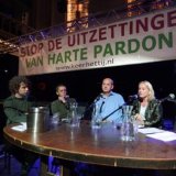 2004. Debat van Keer het Tij in Paradiso. Rene Danen (Keer het Tij), Abdou Menebhi (Emcemo), Jan Marijnissen en Jet Bussemaker (PvdA)